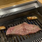 焼肉 高麗ガーデン - ハサミでカット✂️していただきます柔らかくて旨みたっぷりでした