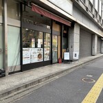 豚屋 鳥山 - 日曜はビルがお休みのため、大通り側の出入口からの出入りになります。