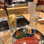 焼肉 高麗ガーデン - 2杯目！氷結レモンサワーはレモンたっぷりでさっぱり！
      上肩ロース分厚い！柔らかい〜！