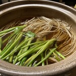 さい藤 - 鍋にセリ投入