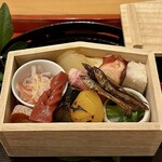 茶つぼ - 丑年の絵馬が描かれた木箱に入るお節料理