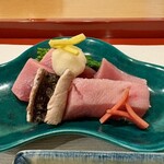 茶つぼ - お刺身　メジマグロ 大間 12kg
お皿は十六代 永楽善五郎作