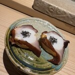 すし岩瀬 - 茨城のタコ　炭のお塩乗せ