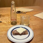 quarto - お通し、いちじくのパンとチーズ