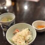 旅館 すぎもと - 吸椀　はまぐりすまし仕立て
      食事　蟹の釜飯　三葉
      大根人参たまり漬