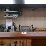 トナリ - 厨房内はさすが人気店とあってクレンリネス(清潔な状態を維持できている)が徹底しているなぁと