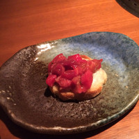 生粋 - ブルスケッタを頼んだらぶつ切りユッケがついてきました！パンにユッケをのせて…