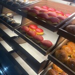 POTERI BAKERY TOKYO 横浜店 - ラズベリーめちゃくちゃ推し！しかしこの赤いコーティング割れて落ちやすいから気をつけて食べて！赤いとこ逃さず食べたい！
