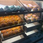 POTERI BAKERY TOKYO 横浜店 - みちみちに並んだドーナツが幸せ〜