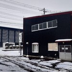 麺屋一門 チャーシュー屋 ひろき - 外観、駐車場から。奥は道路向かいの長井市民文化会館。