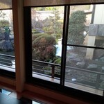 金沢犀川温泉 川端の湯宿 滝亭 - ガラス床下には鯉が