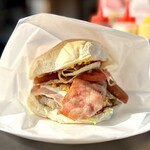 無限GRILL - 100%ランプ肉の手作りパティがめちゃくちゃうまい！！ミチっとして肉々しく、噛むと肉汁が溢れるジューシーさ♡  それから香ばしくて柔らか食感のバンズもすげーうまい！( •̀ω• )૭✧ｳﾏｲ