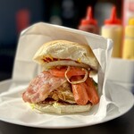 無限GRILL - この無限バーガーはX-Tudo。チーズ、ハム、ベーコン、チキン、ソーセージ、たまご、レタス、玉ねぎ、トマト、ケチャップ、マスタード、スペシャルマヨネーズとのことなのでまさしく全部入り！(≧∀≦)