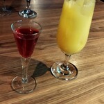 WINE＆BBQ ANA BAR - ザクロ酢の美しき紅色！　となりはオレンジジュース