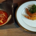 WINE＆BBQ ANA BAR - 牛すじ煮込み（左）と大エビフライお頭付き（右）お頭ー！　敵襲でやんすー！（？）