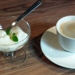 WINE＆BBQ ANA BAR - 写真でもおいしいのが伝わるであろう杏仁豆腐とコーヒー