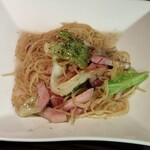 WINE＆BBQ ANA BAR - ベーコンとキャベツを具として、アンチョビオイルでいただきまーす！