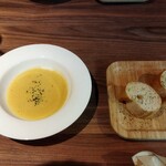 WINE＆BBQ ANA BAR - バゲットも付いてはる（関西弁）