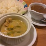 グリーンカレーとビーフカレーのダブル