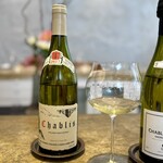 entre nous - シャブリはてんで疎くて…
      ヴァンサン・ドーヴィサという有名ドメーヌだそう。
      村名ですが、熟成が進んでいる事、醸造ももちろん異なるであろう事から、こちらの方が断然複雑。
      見事な冷前菜の、見事なお供です♪