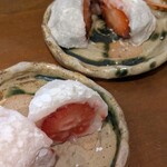 秀月堂 - いちご大福　白あんのこしあんと小豆の粒あん　どっちも捨てがたい美味しさです