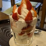秀月堂 - いちごパフェ　ミニサイズ　700円　いちごもりもりです