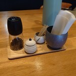 月よみ鶏そば - 卓上の調味料など