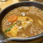 アジョワン - グツグツ状態で運ばれます。片手鍋なので平気