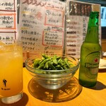 炭火焼鳥と水炊き 五郎一 - 黒豆の枝豆　温州みかんサワー＆ハイネケン