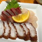 炭火焼鳥と水炊き 五郎一 - 刺身3種盛り（地ダコ、カボスぶり、鯛）