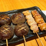 炭火焼鳥と水炊き 五郎一 - しいたけ、せせり（タレ＆塩）