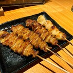 炭火焼鳥と水炊き 五郎一 - 鶏皮、せせり串（オススメメニュー）