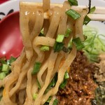 麺屋はなび - 中太の自家製麺はコシがあり、モチモチとした力強い食感。