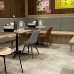 麺屋はなび - 店内はこじんまりとしており、カウンター席とテーブル席があります。