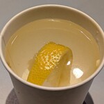 CAFE SALVADOR BUSINESS SALON - CAFE SALVADOR ＠茅場町 カリィサルバドルにトッピングされるカットレモンをサラダに絞った後お水に投入