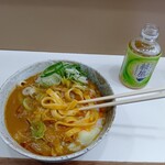 麺処 盛盛 - 近くの自販機で買ったお茶を飲みながら…