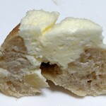 パン・ドゥ・マルシェ - マカダミアナッツとミルキー_練乳クリームの断面