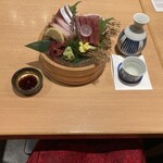 花川戸　鮒忠 - ブリとマグロのお刺身盛り合わせとお酒