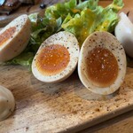 鉄板串 燻製 MOKU - 半熟卵の燻製