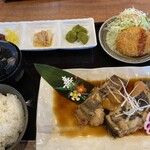 春夏秋冬 - 料理写真:カレイの煮付け定食1600円。限定食のため、早く来店した人がありつける。子持ちで肉厚で美味い。正月明けなのか寿が添えられてる。