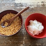 菊すけ - 麺を食べ終えた頃にごはんとガーリックチップが提供される