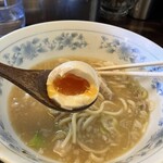 大勝軒 しのや - 味玉のトロっと具合も申し分なし。