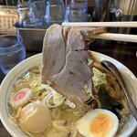 大勝軒 しのや - チャーシューも中々大きい