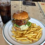 デモデヘブン - 料理写真:アボカドチーズバーガー¥1750、コーク¥550