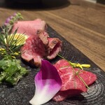 338342084 - ▪️牛刺し三点盛り(ハーフ)  本来は4枚づつの盛りだが色々食べたかったのでハーフで頂きました。