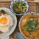 東京ガパオ - 鶏のガパオ&トムヤムヌードルのハーフ&ハーフセット