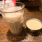 タイニーカフェ - アイスチャイ、プリン