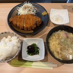 居酒屋あぐら - 大きなトンカツ定食