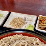 はしばそば - 薬味は葱・炒りごま・山葵