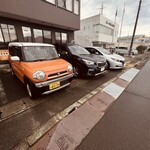 こだま食堂 - 駐車場️店の前。